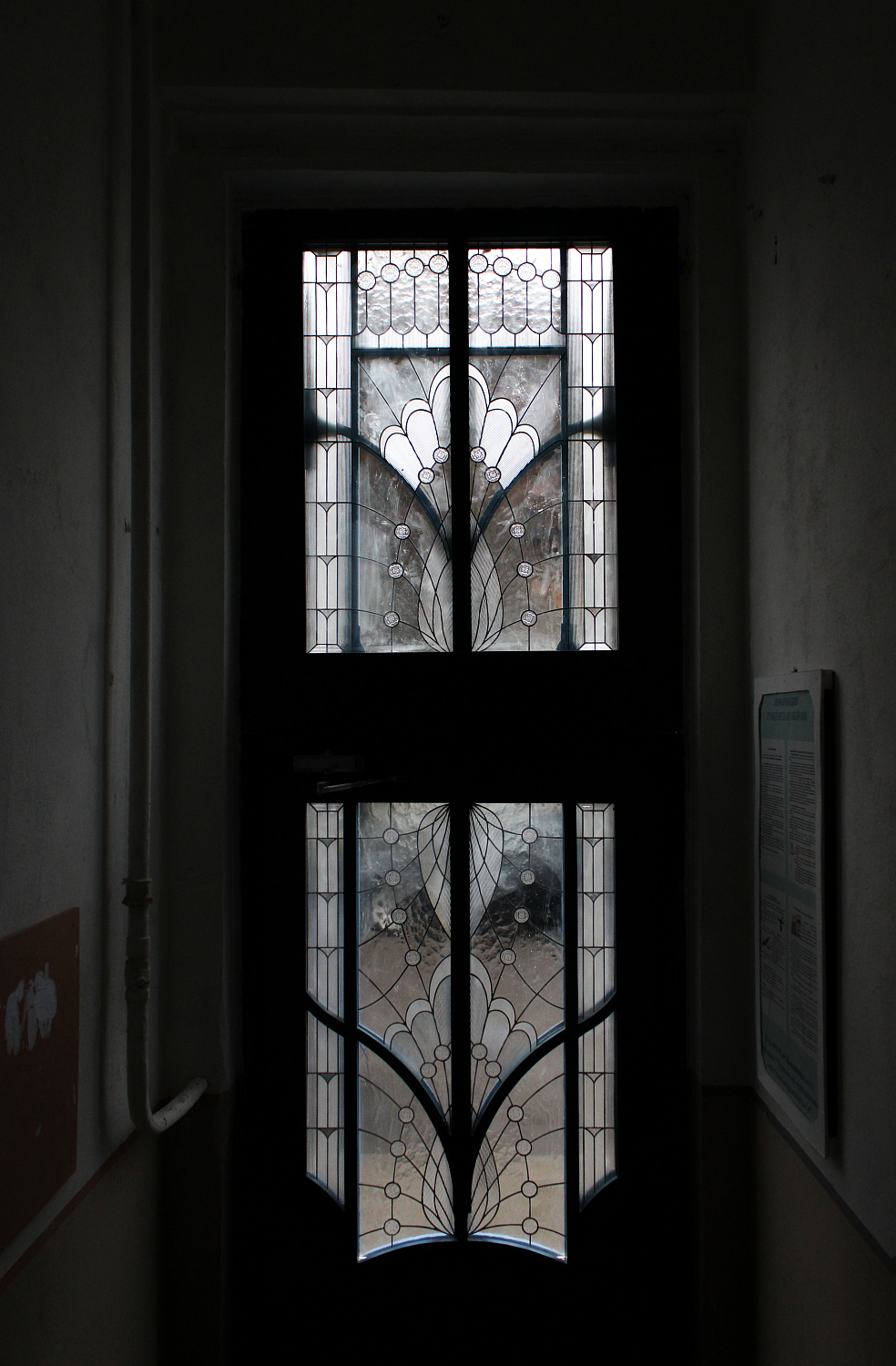 В доме с Атлантом появился витраж